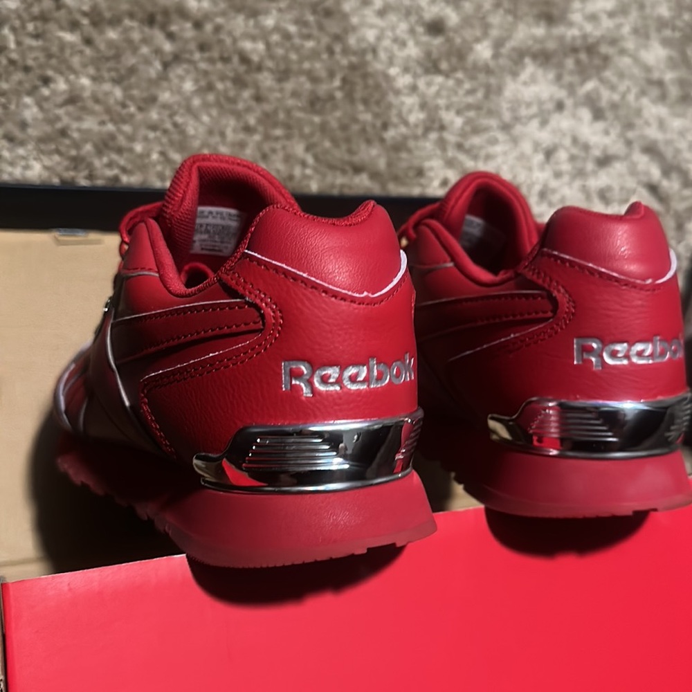 Red Reebok classic - Picture 4 of 9